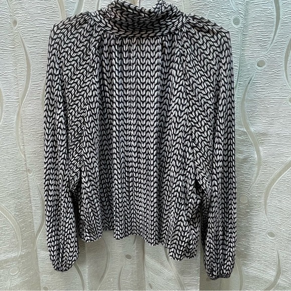 Reitmans Tops - Reitmans Pleated Mock Neck Blouse Womens Black White Geometric Leaf Excellent